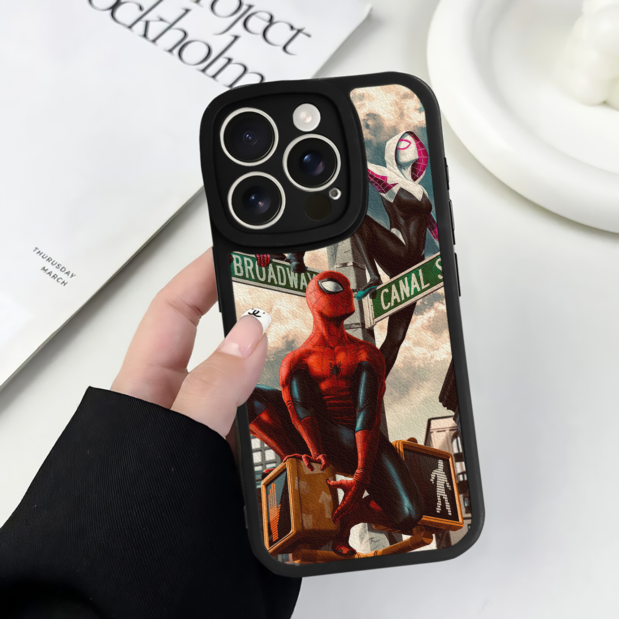 Spider Man スパイダーマン 【iPhone 16シリーズ対応】シリコンスマホケース（レザー調） 材質：シリコン